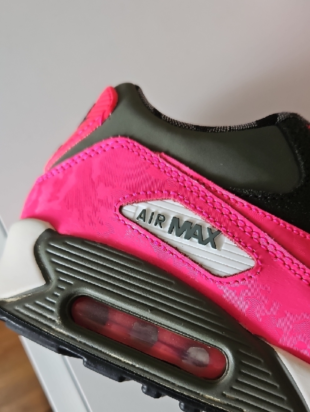 Nike Women’s Black & Hot Pink Running Sneakers - Picture 2 of 7